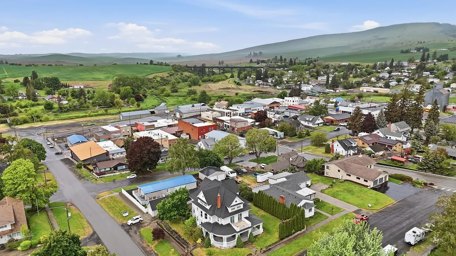 1908 Colonial Revival house Tekoa Washington - 49 - aerial view.webp