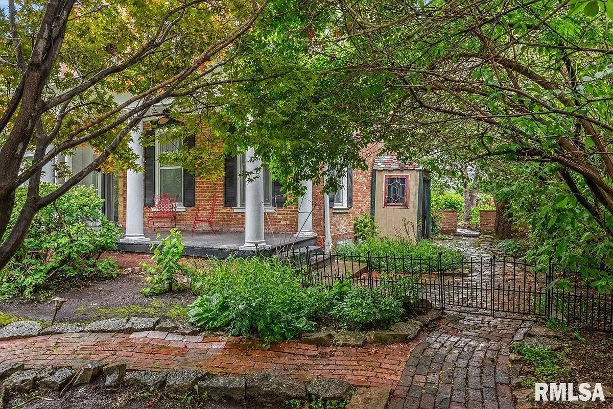 1840 Greek Revival house Jacksonville Illinois - 4 - front view.webp