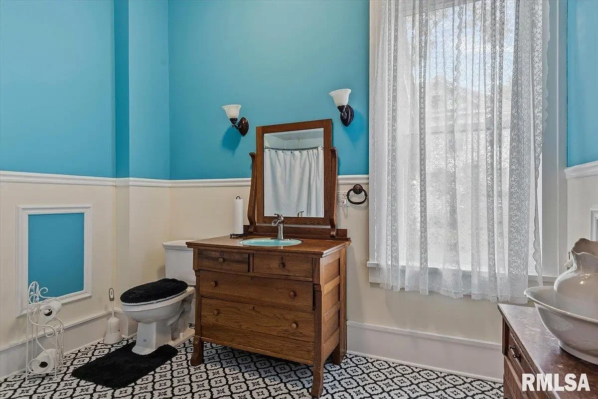 1840 Greek Revival house Jacksonville Illinois - 14 - bathroom.webp