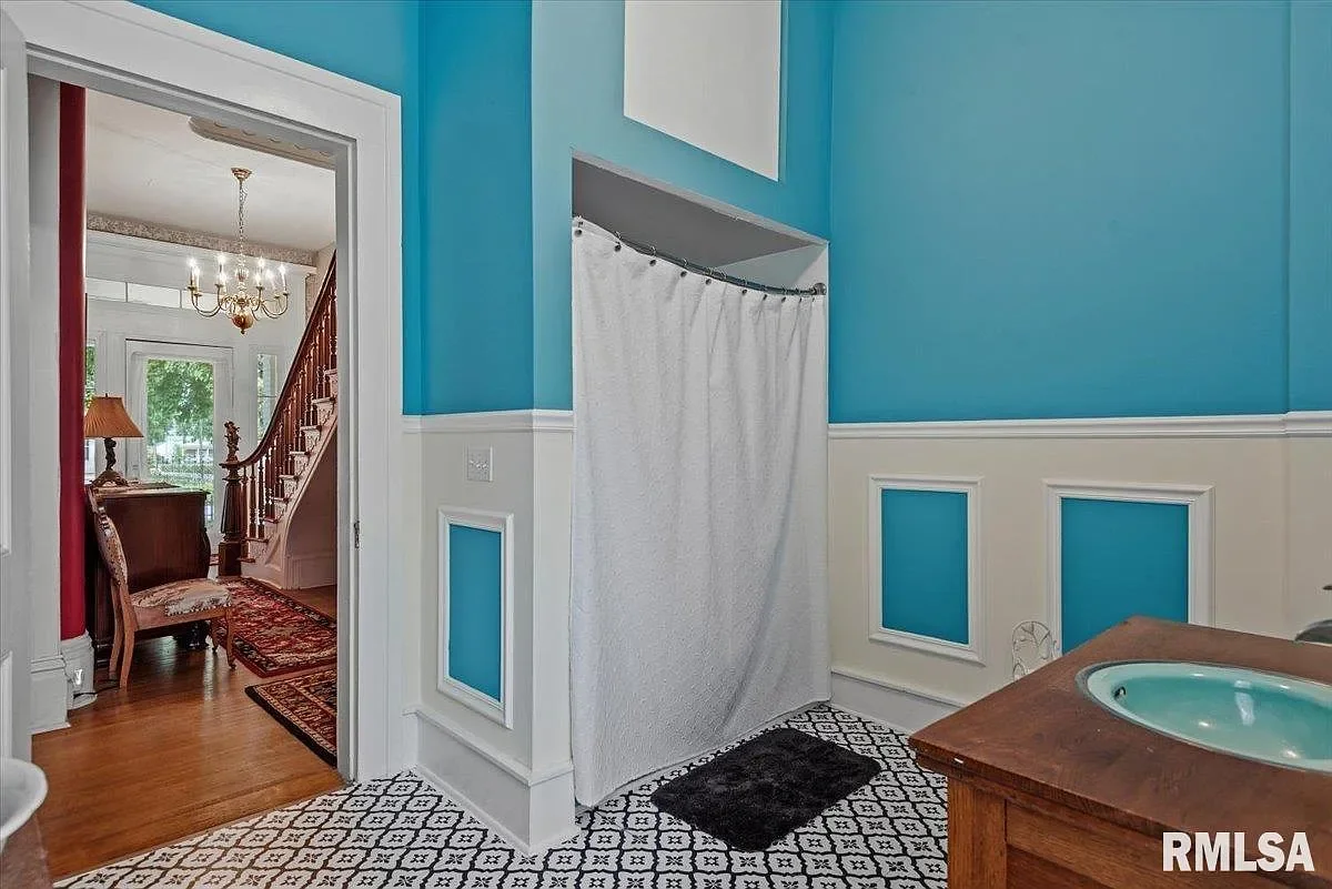 1840 Greek Revival house Jacksonville Illinois - 15 - bathroom.webp