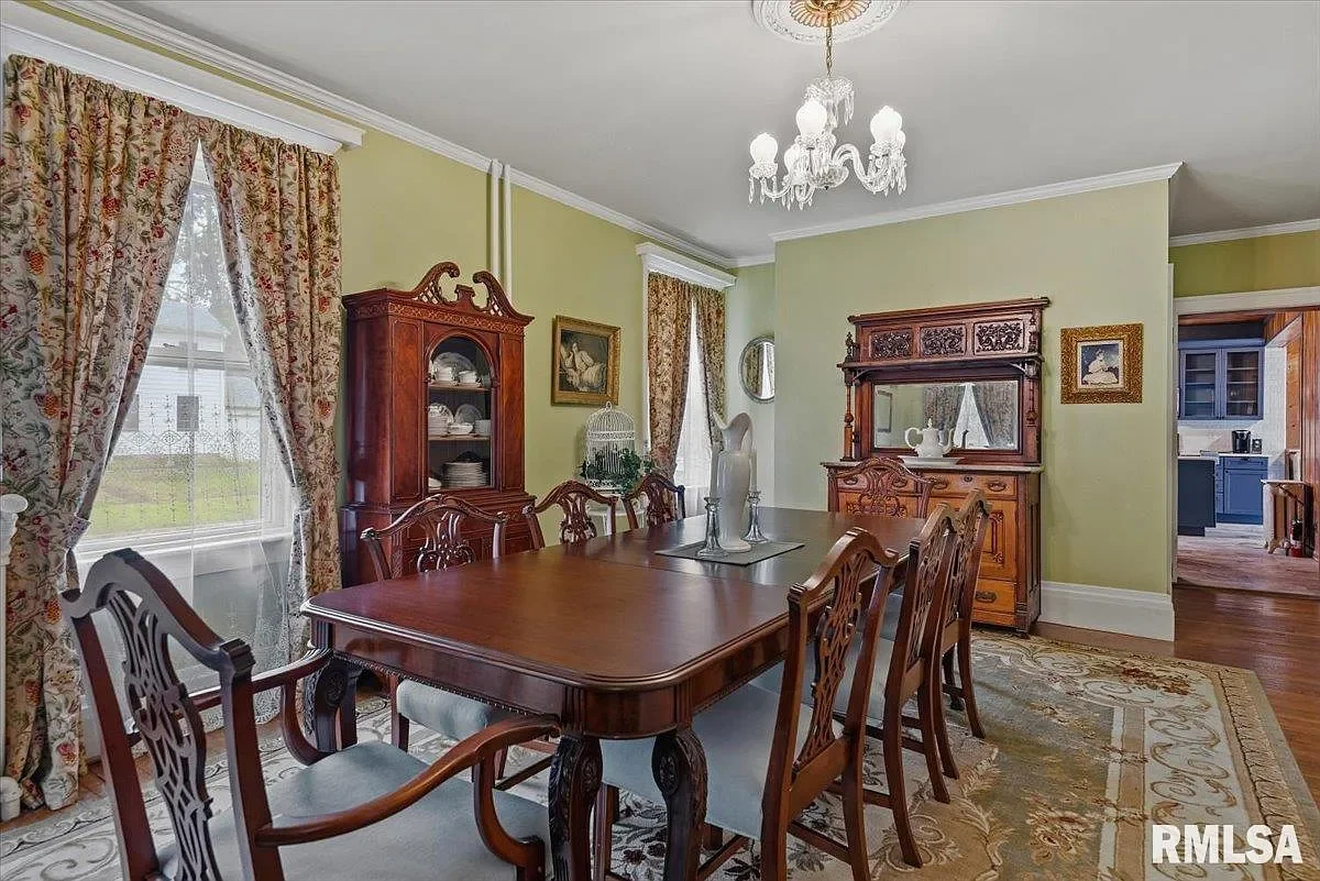 1840 Greek Revival house Jacksonville Illinois - 18 - dining room.webp