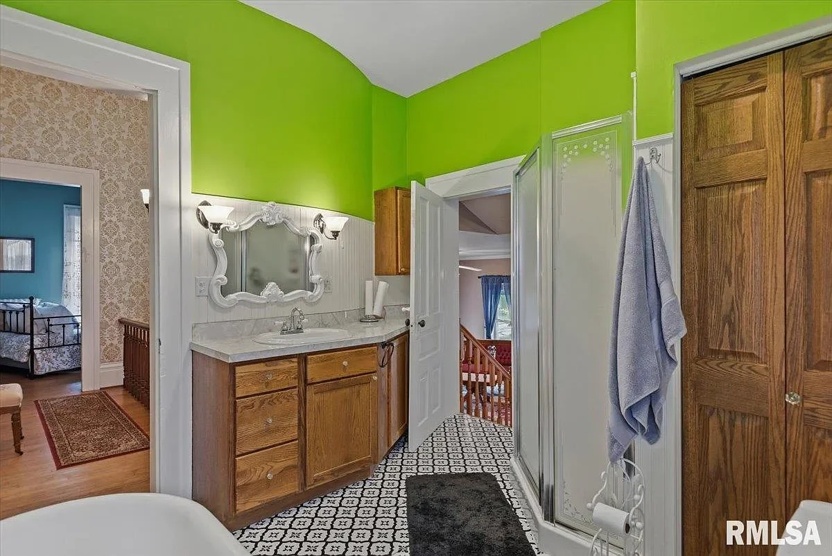 1840 Greek Revival house Jacksonville Illinois - 34 - bathroom.webp