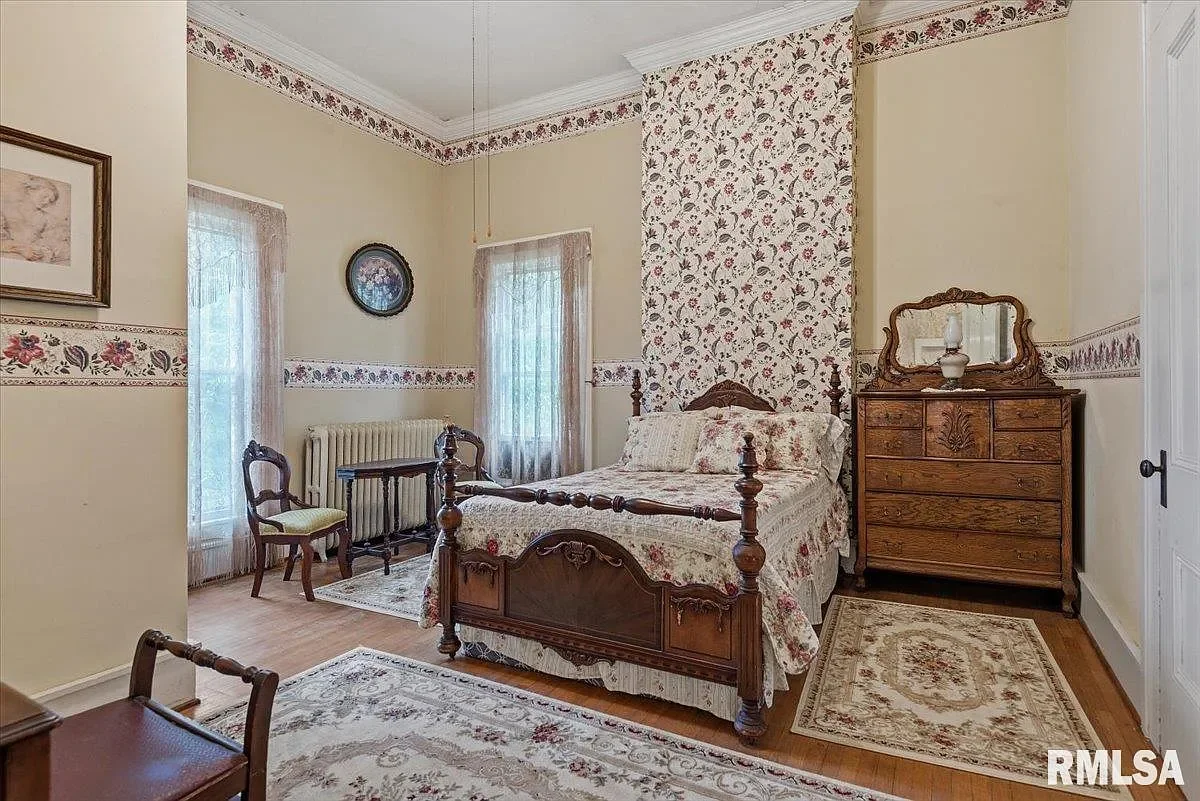 1840 Greek Revival house Jacksonville Illinois - 35 - bedroom.webp