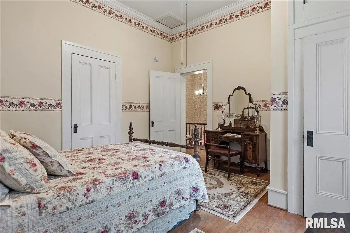 1840 Greek Revival house Jacksonville Illinois - 36 - bedroom.webp