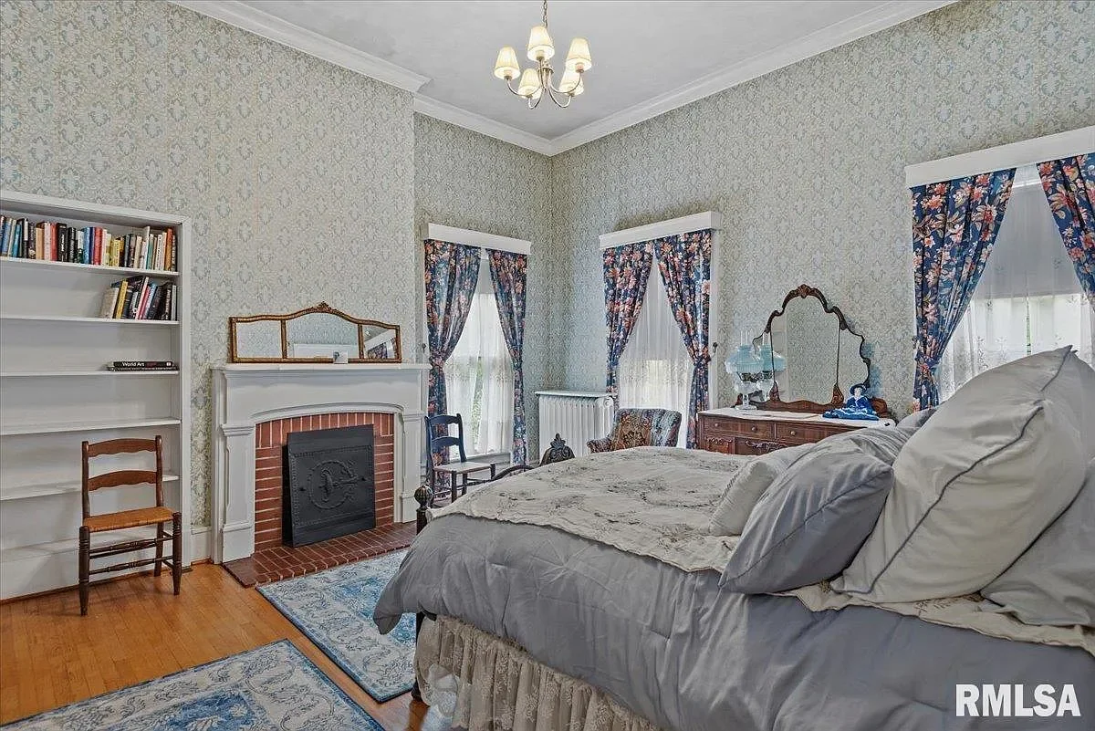 1840 Greek Revival house Jacksonville Illinois - 37 - bedroom.webp
