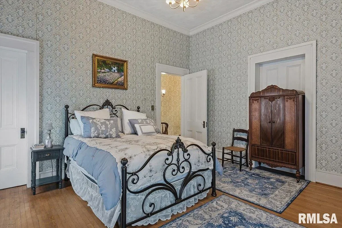 1840 Greek Revival house Jacksonville Illinois - 38 - bedroom.webp