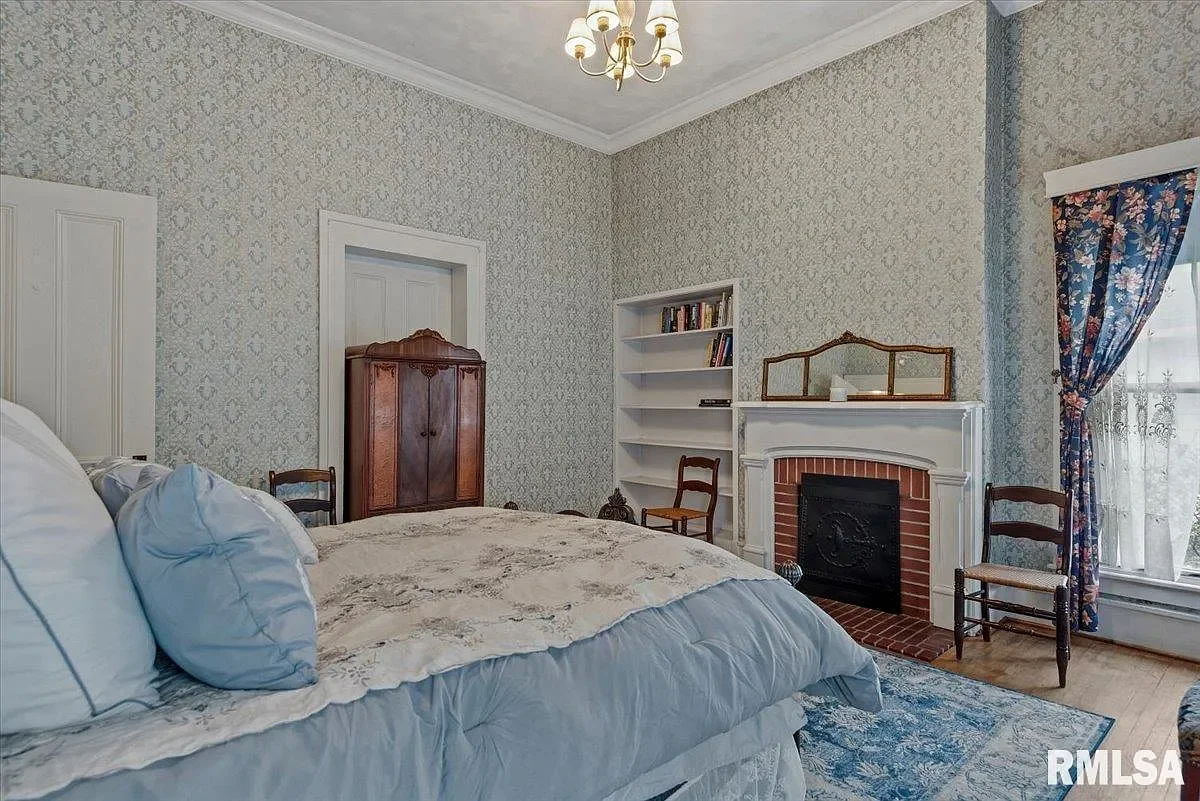 1840 Greek Revival house Jacksonville Illinois - 39 - bedroom.webp