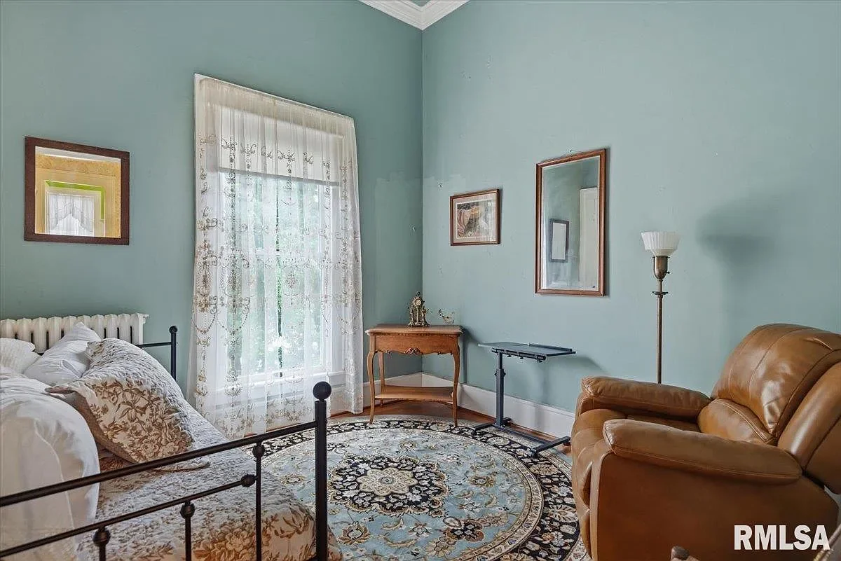 1840 Greek Revival house Jacksonville Illinois - 40 - bedroom.webp