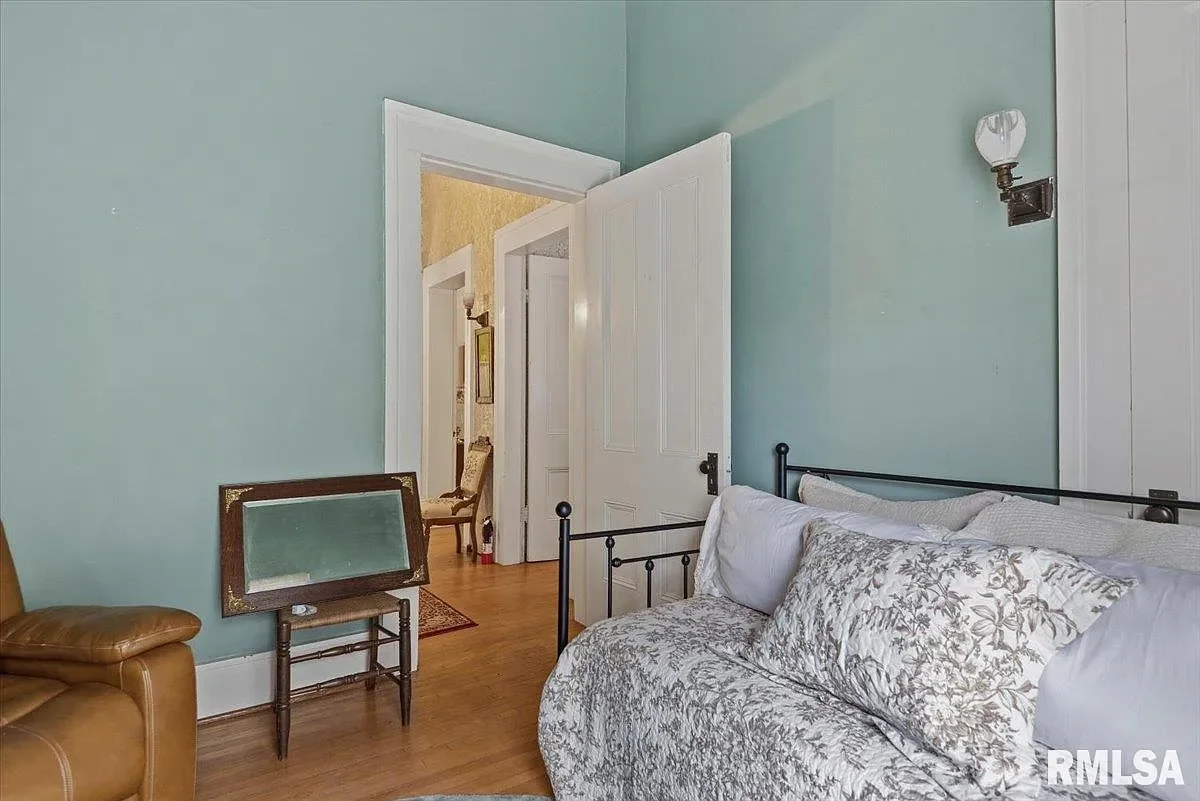 1840 Greek Revival house Jacksonville Illinois - 41 - bedroom.webp