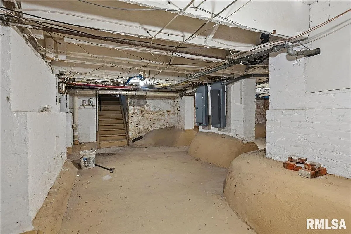 1840 Greek Revival house Jacksonville Illinois - 43 - basement.webp