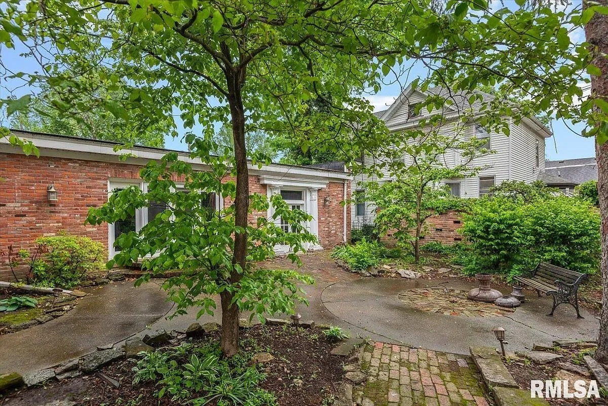 1840 Greek Revival house Jacksonville Illinois - 51 - backyard.webp