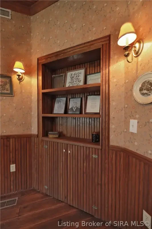 1858 Queen Anne house Campbellsburg Indiana - 13 - foyer.webp