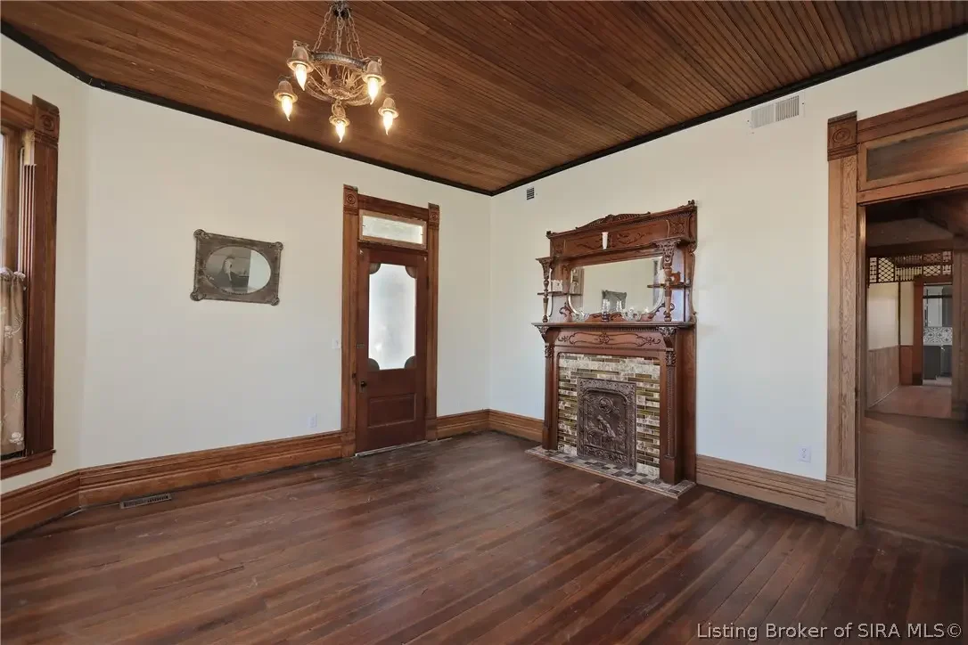 1858 Queen Anne house Campbellsburg Indiana - 14 - room.webp