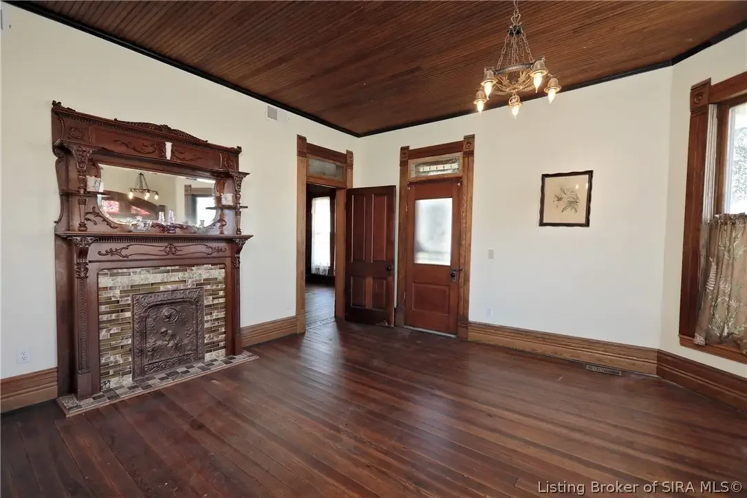 1858 Queen Anne house Campbellsburg Indiana - 15 - room.webp