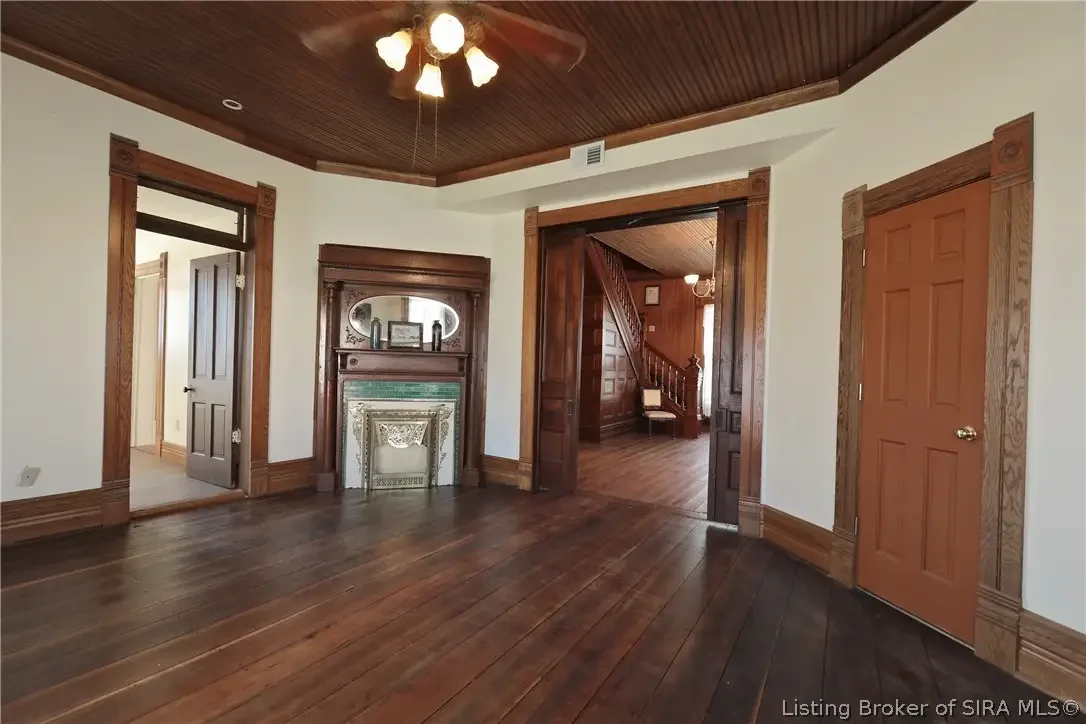 1858 Queen Anne house Campbellsburg Indiana - 18 - room.webp