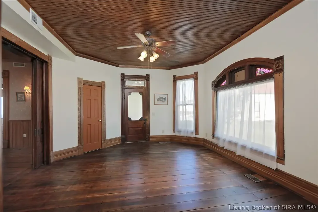 1858 Queen Anne house Campbellsburg Indiana - 19 - room.webp