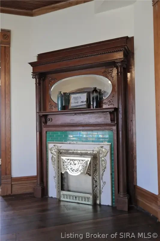 1858 Queen Anne house Campbellsburg Indiana - 21 - room.webp