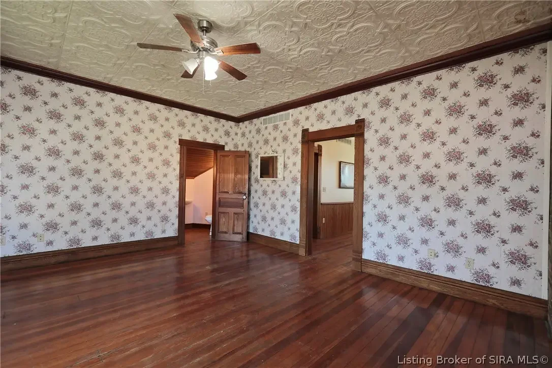 1858 Queen Anne house Campbellsburg Indiana - 49 - room.webp