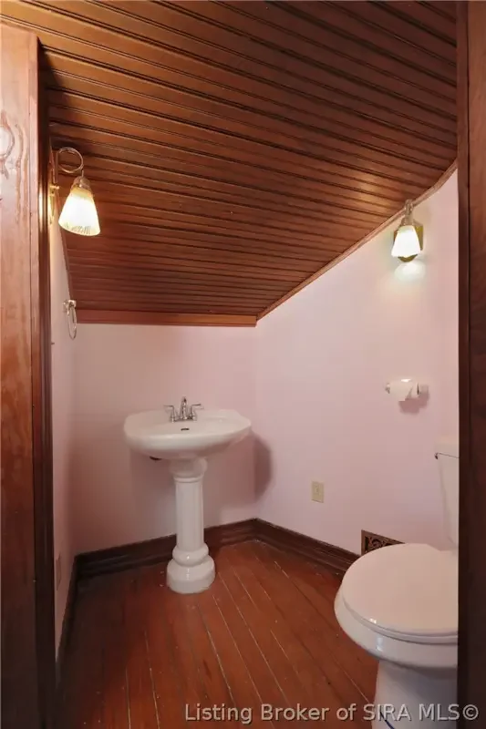 1858 Queen Anne house Campbellsburg Indiana - 52 - bathroom.webp