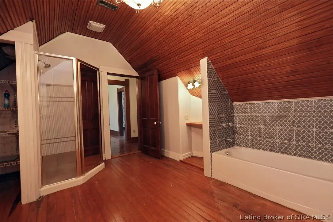 1858 Queen Anne house Campbellsburg Indiana - 55 - bathroom.webp