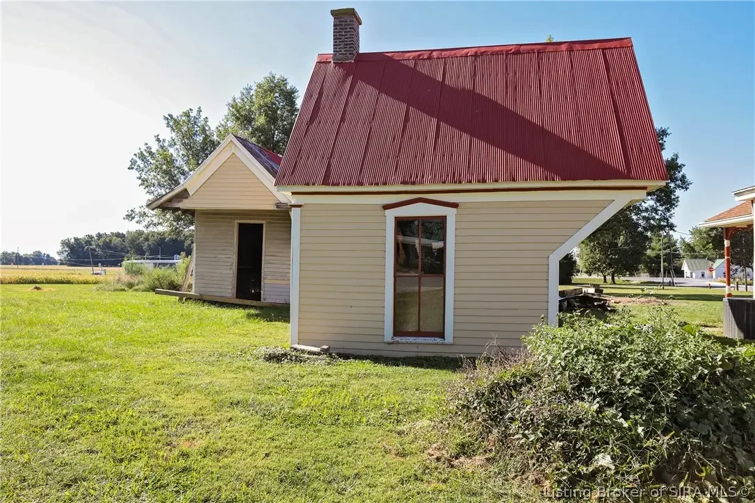 1858 Queen Anne house Campbellsburg Indiana - 58 - backyard.webp
