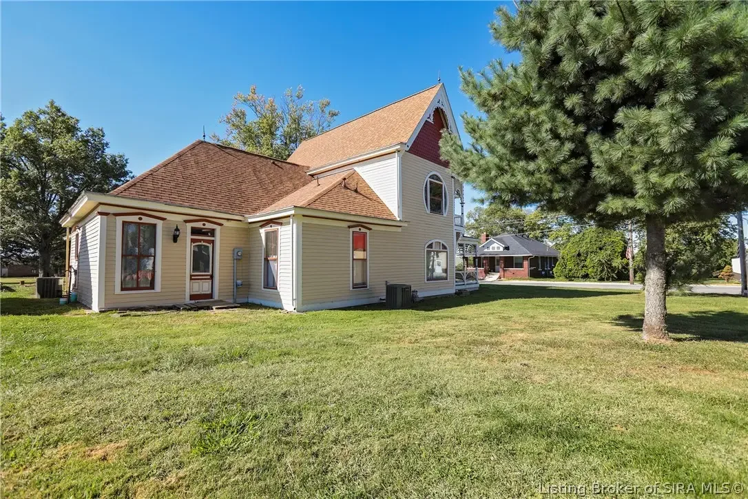 1858 Queen Anne house Campbellsburg Indiana - 57 - backyard.webp
