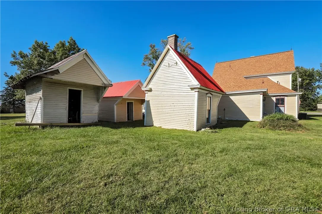 1858 Queen Anne house Campbellsburg Indiana - 59 - backyard.webp
