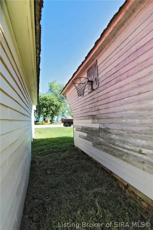 1858 Queen Anne house Campbellsburg Indiana - 60 - backyard.webp