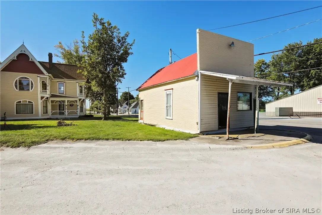 1858 Queen Anne house Campbellsburg Indiana - 62 - backyard.webp
