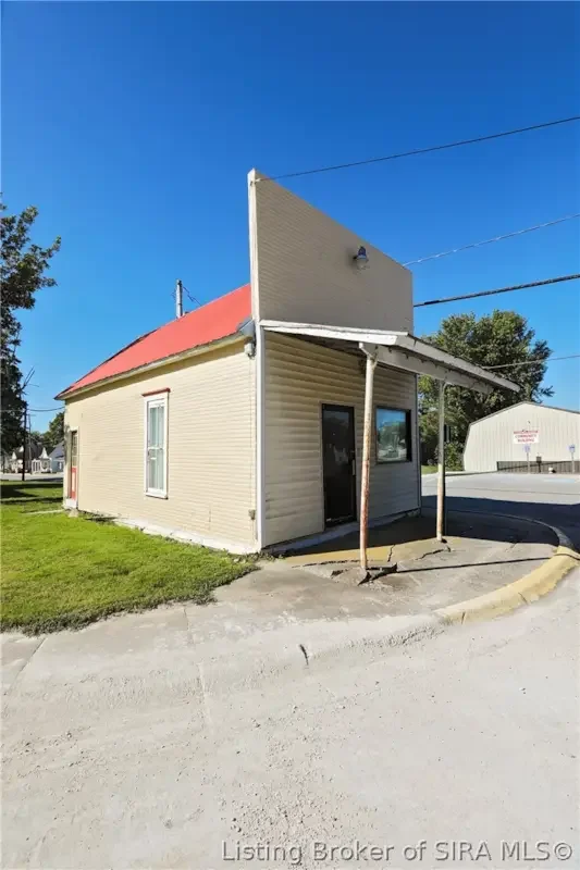 1858 Queen Anne house Campbellsburg Indiana - 63 - backyard.webp