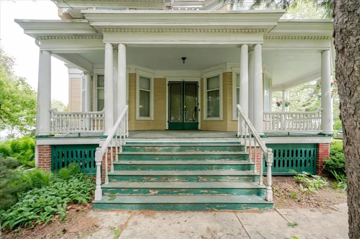 1899 Victorian house Chenoa Illinois - 4 - front view.webp