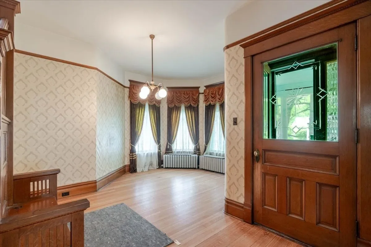 1899 Victorian house Chenoa Illinois - 9 - foyer.webp