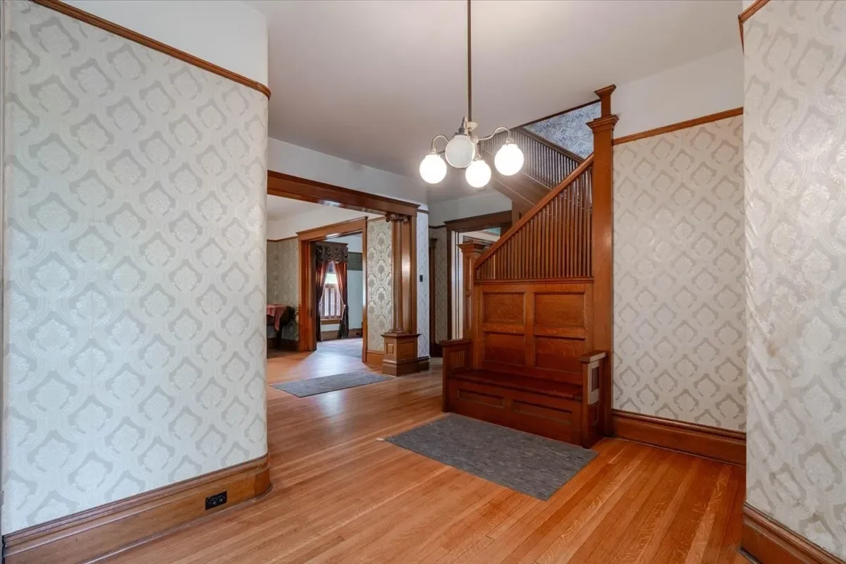 1899 Victorian house Chenoa Illinois - 10 - foyer.webp