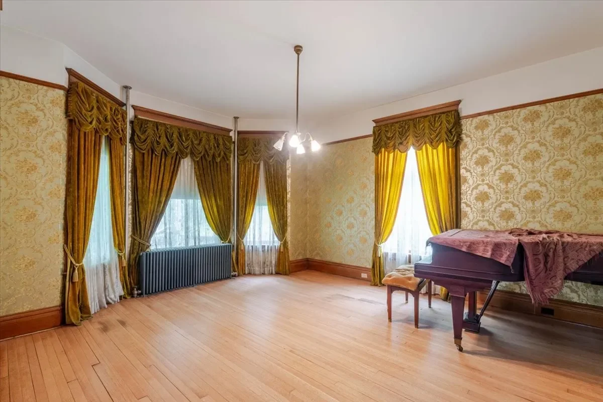 1899 Victorian house Chenoa Illinois - 11 - piano room.webp