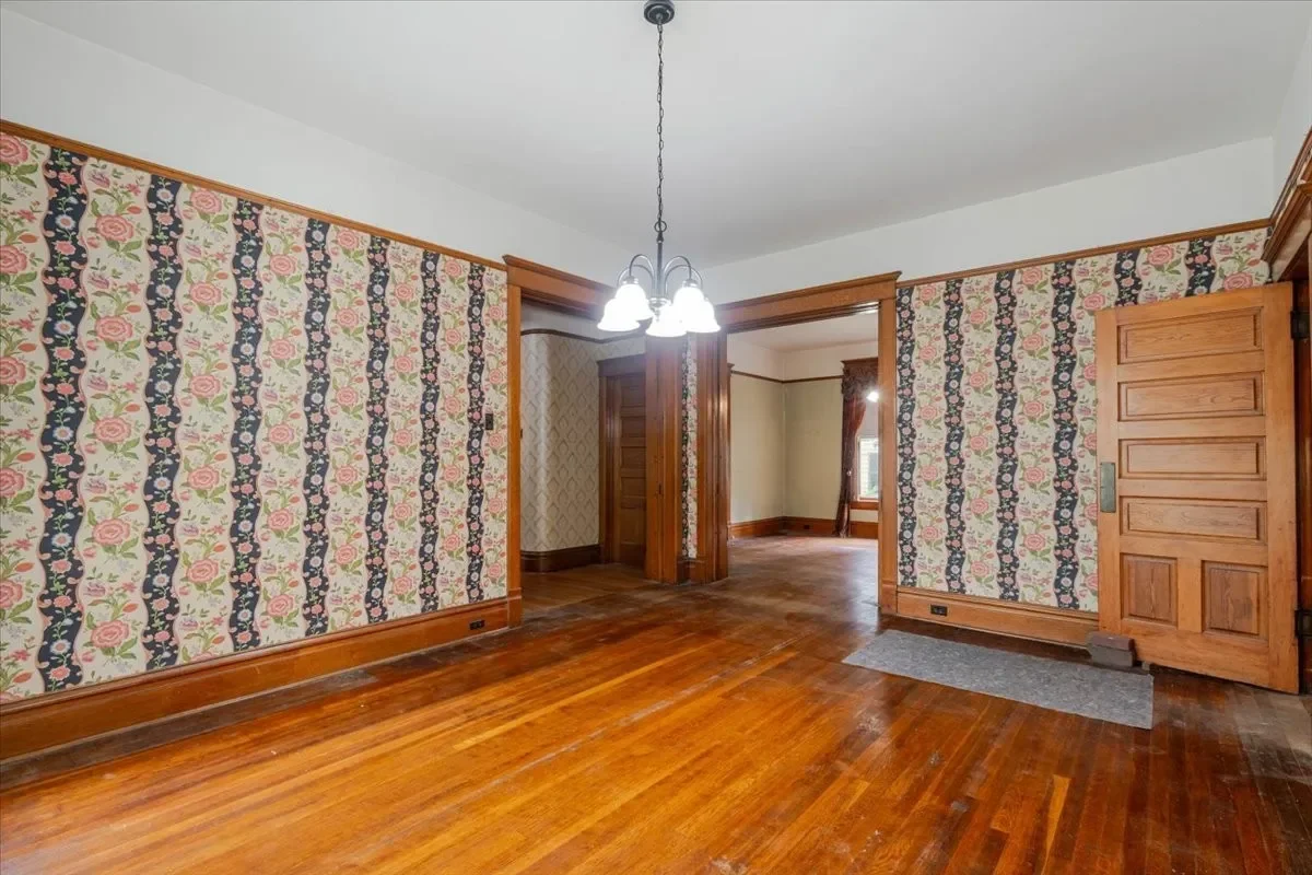 1899 Victorian house Chenoa Illinois - 16 - living room.webp