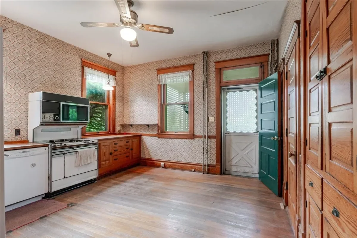 1899 Victorian house Chenoa Illinois - 17 - kitchen.webp