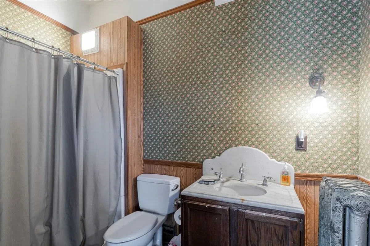 1899 Victorian house Chenoa Illinois - 20 - bathroom.webp