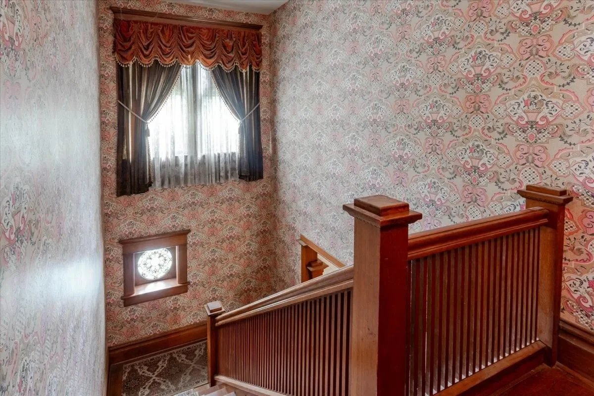 1899 Victorian house Chenoa Illinois - 21 - staircase.webp