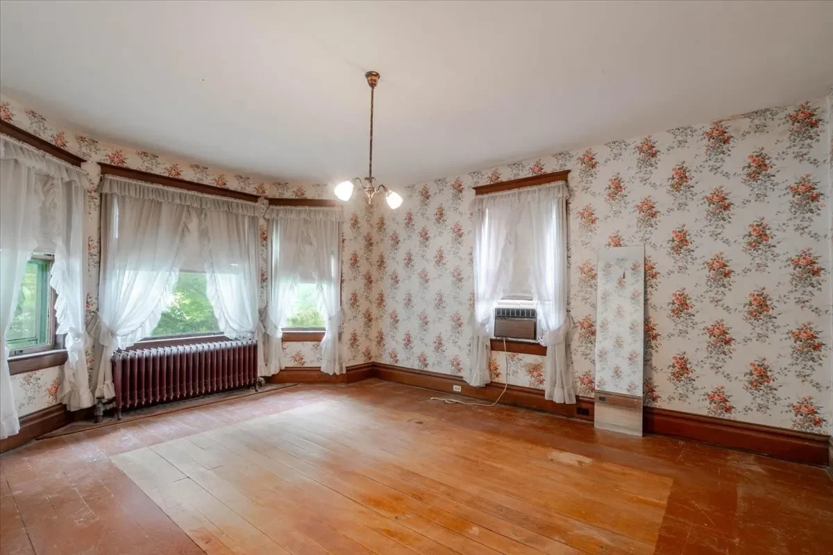 1899 Victorian house Chenoa Illinois - 22 - bedroom.webp