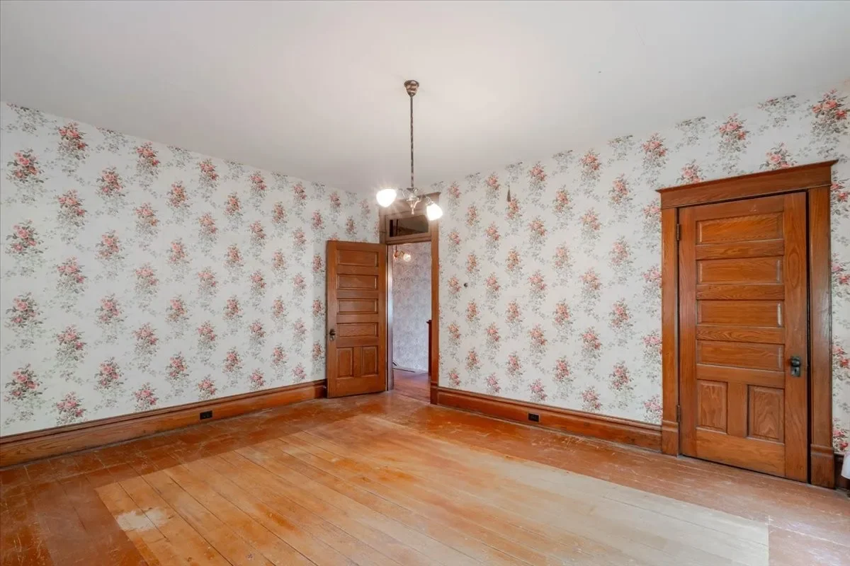 1899 Victorian house Chenoa Illinois - 23 - bedroom.webp