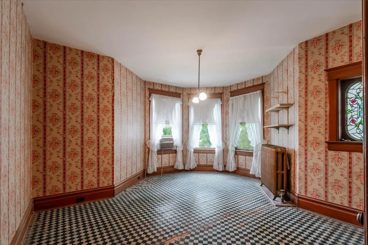 1899 Victorian house Chenoa Illinois - 24 - bedroom.webp