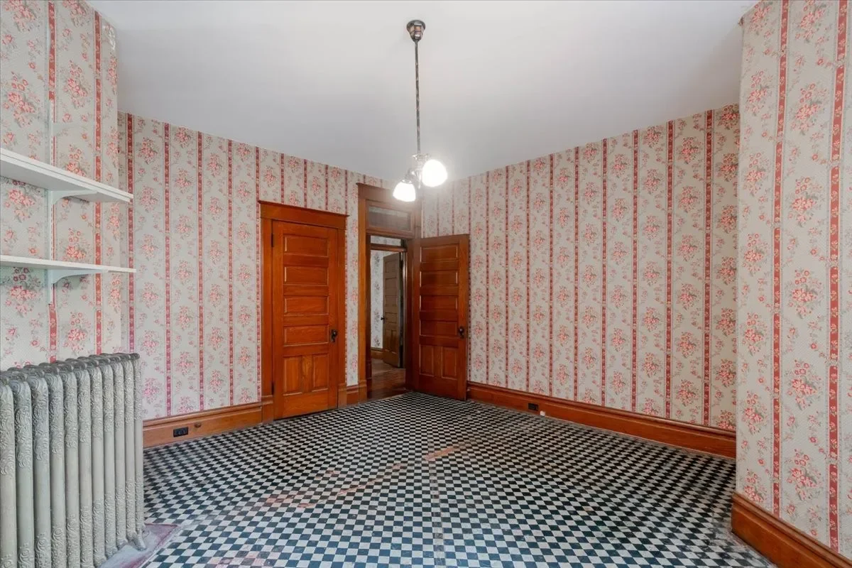 1899 Victorian house Chenoa Illinois - 25 - bedroom.webp