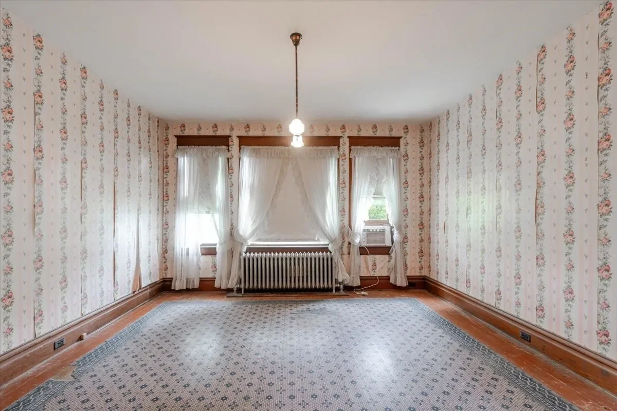 1899 Victorian house Chenoa Illinois - 26 - bedroom.webp
