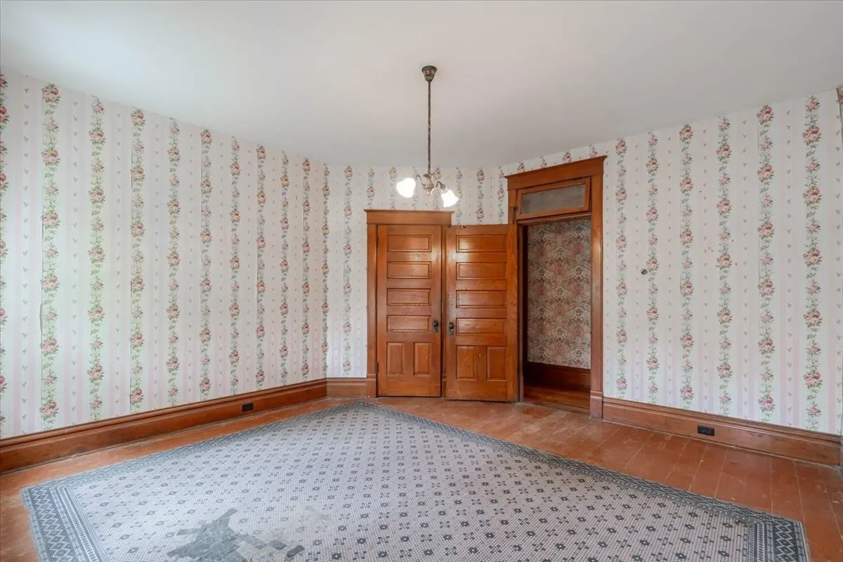 1899 Victorian house Chenoa Illinois - 27 - bedroom.webp