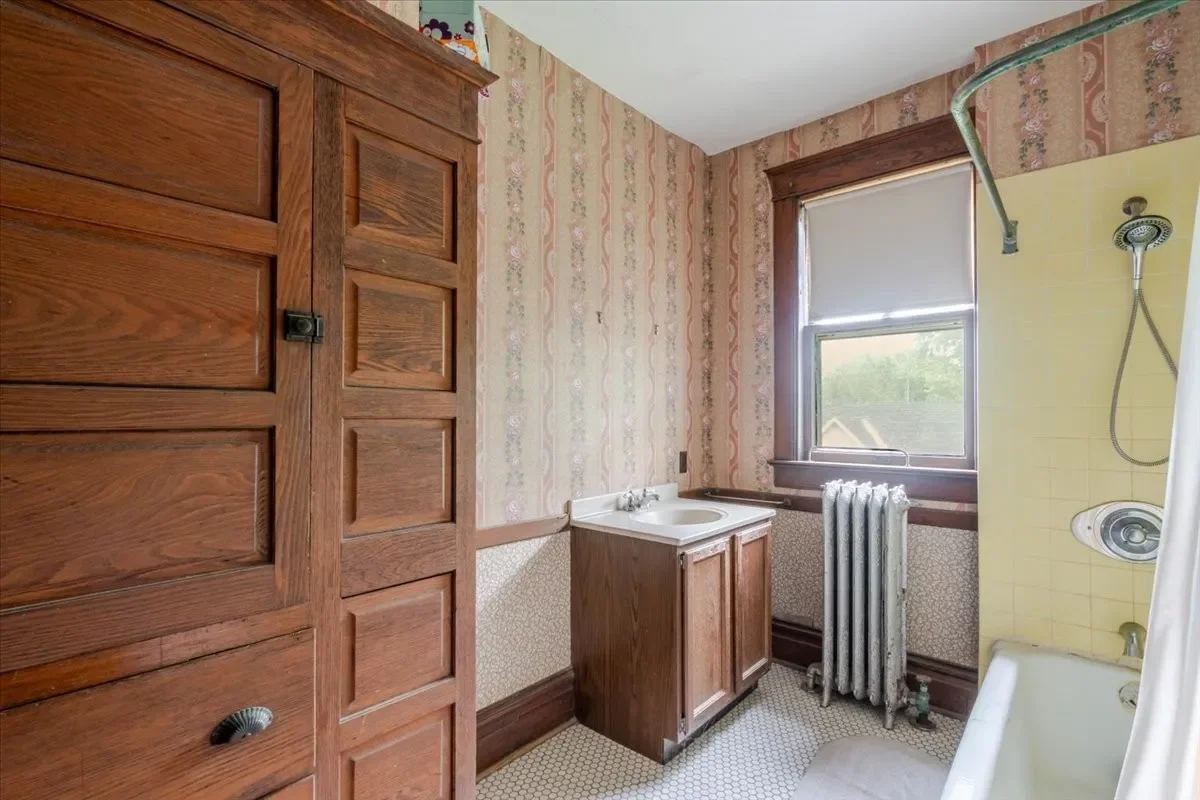 1899 Victorian house Chenoa Illinois - 30 - bathroom.webp