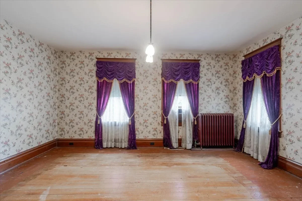 1899 Victorian house Chenoa Illinois - 31 - bedroom.webp