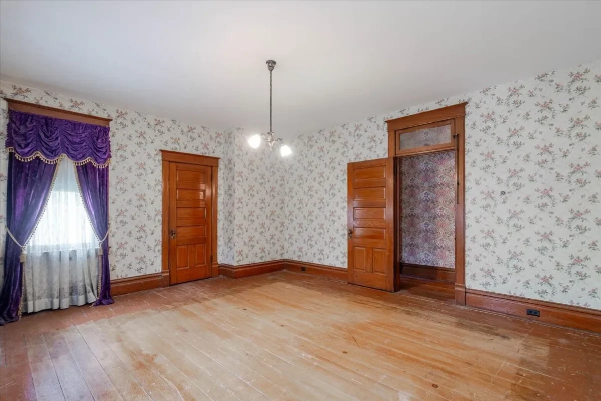 1899 Victorian house Chenoa Illinois - 32 - bedroom.webp