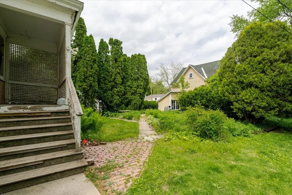 1899 Victorian house Chenoa Illinois - 37 - backyard.webp