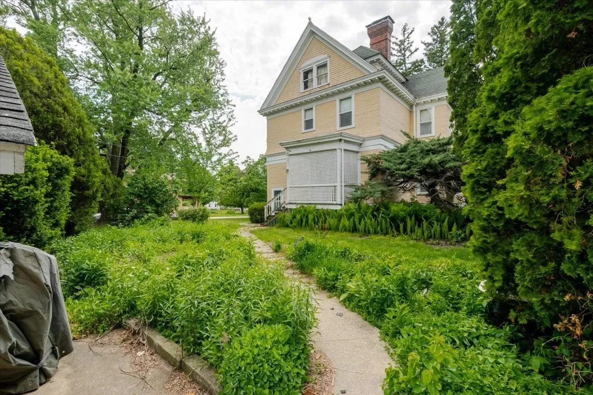 1899 Victorian house Chenoa Illinois - 39 - backyard.webp