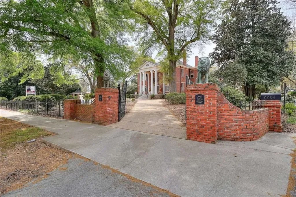 The Lee Rogers House 1890 Colonial Revival Covington Georgia - 7 - entrance gate.webp